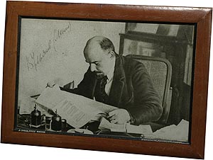 В.И. Ленин, читающий "Правду", печать по металлу, 1930 ее гг. (арт.044) ― STARINISM.RU