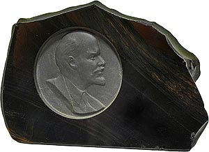 В.И. Ленин / барельеф на чёрном стекле (арт.223) ― STARINISM.RU