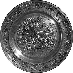 Тарелка оловянная настенная "Дети дудят в дуду" (арт.037) ― STARINISM.RU